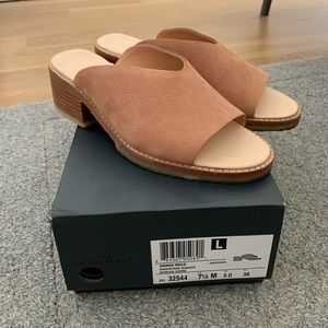 Clarks Originals Amara Mule in Size 7.5